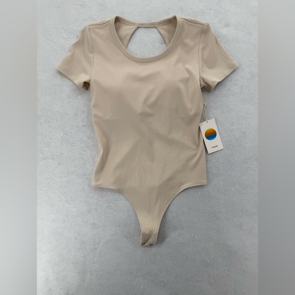 NWT Vuori Short Sleeve Pose Bodysuit‎ Color Milkweed Size Medium